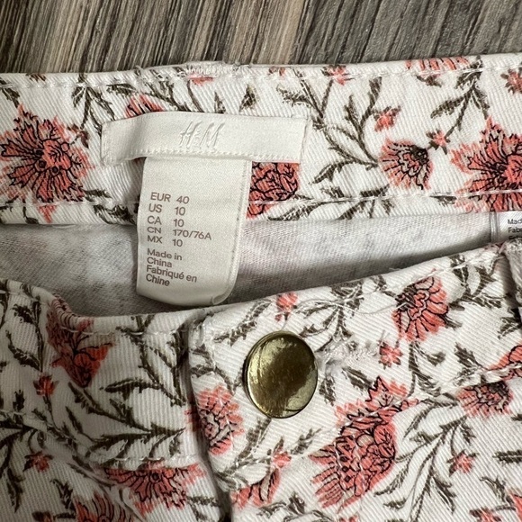 H&M White and Pink Floral Denim Style  Shorts  size 10 - Picture 2 of 8
